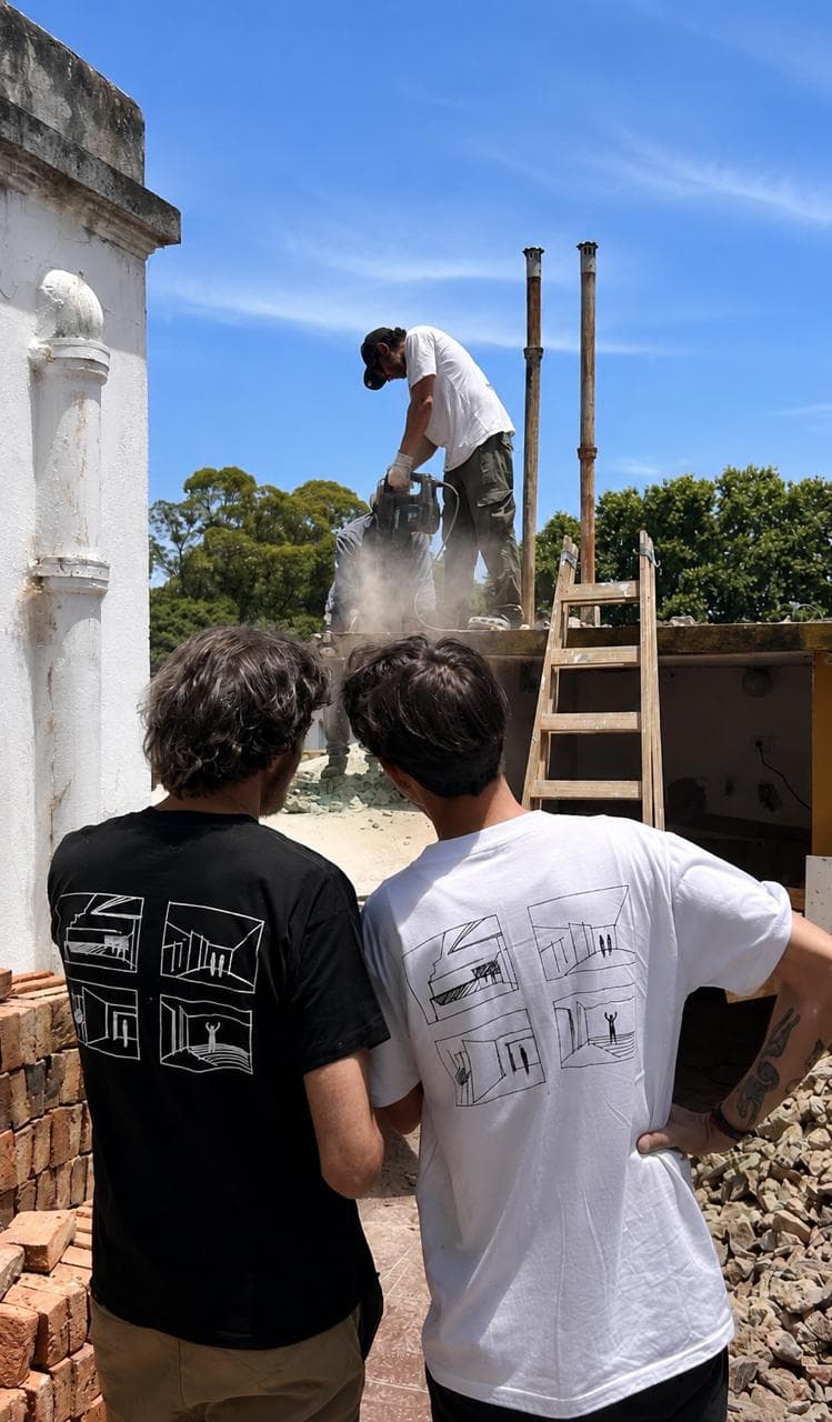 El equipo de Estudio G.Arq observando una demolición en obra