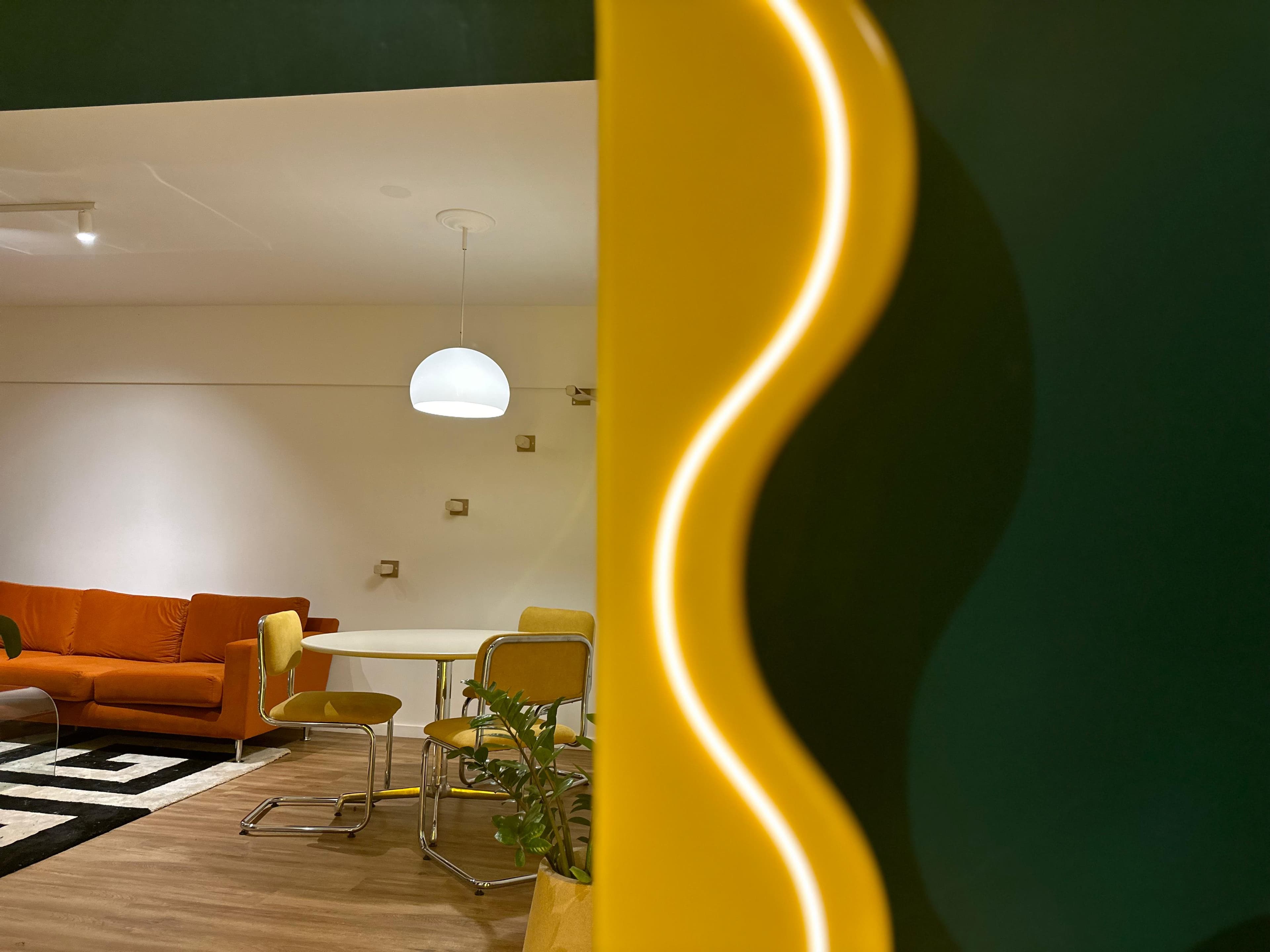 Pasillo del proyecto Charlone, plano general del espejo de piso ondulado en amarillo